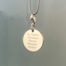 Lade das Bild in den Galerie-Viewer, KETTENANHÄNGER MONA SILBER 15MM MIT KARABINER / TEXTGRAVUR