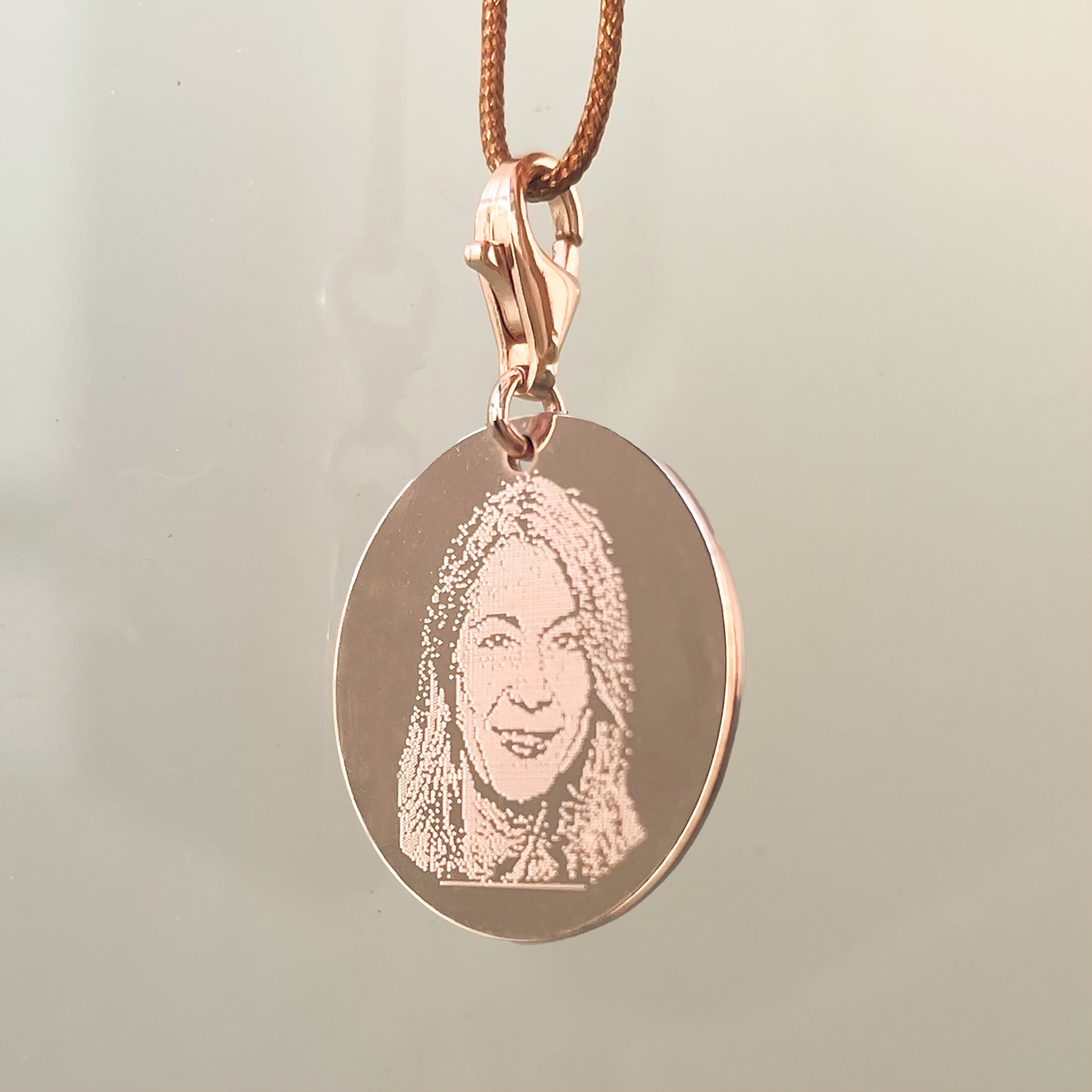 Kettenanhänger mit Fotogravur – Roségold mit gravierter Fotoabbildung einer Person.