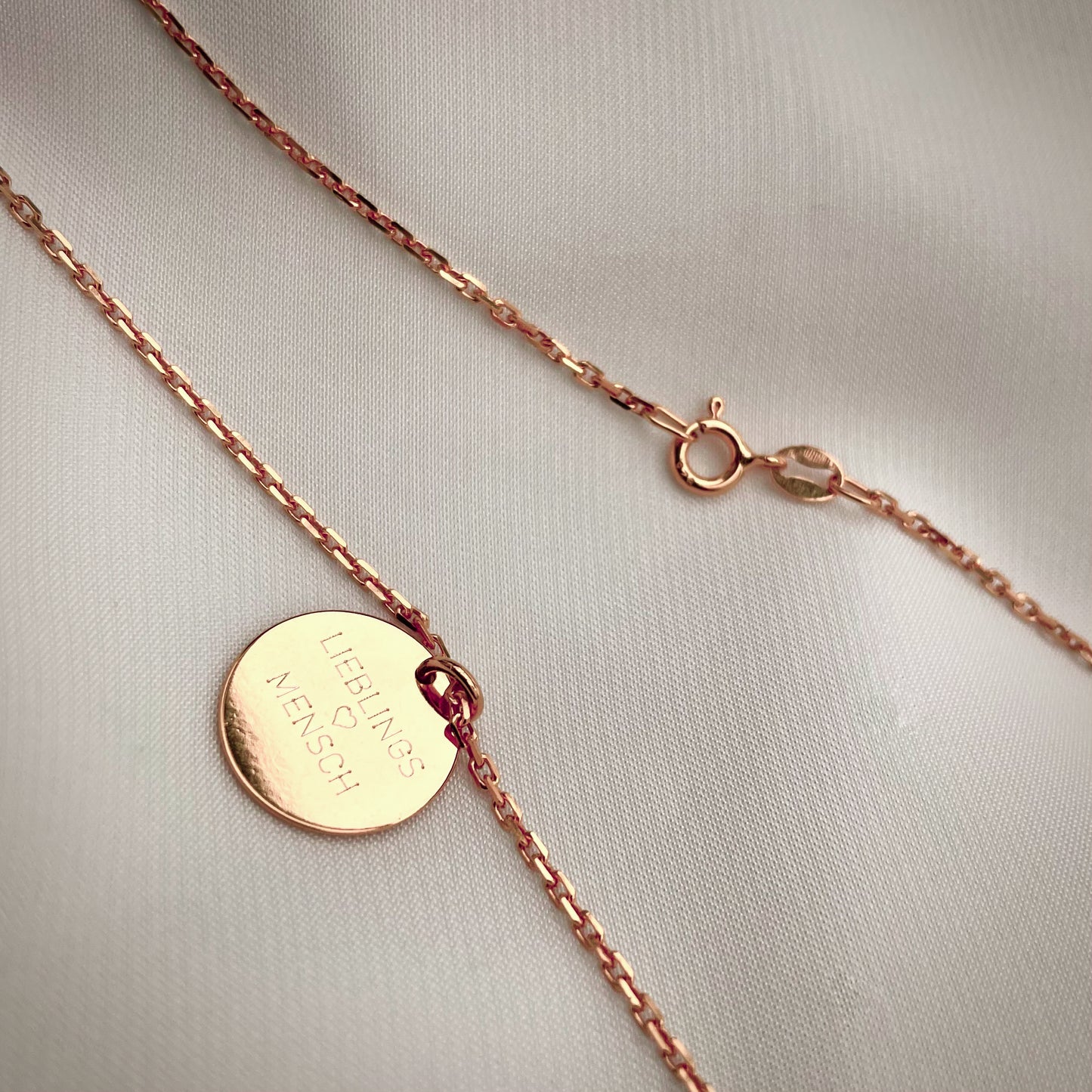 Feine Ankerkette mit Textgravur – Roségold