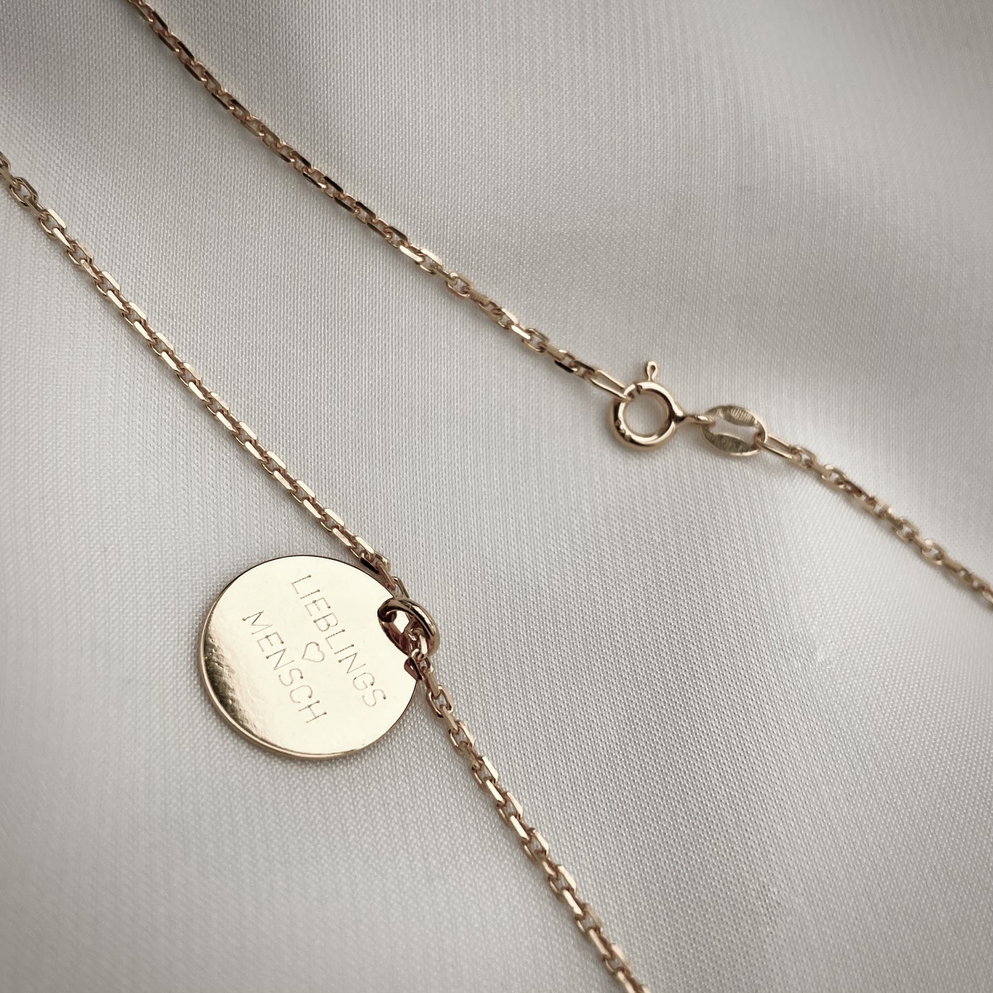 Feine Ankerkette mit Textgravur – Silber