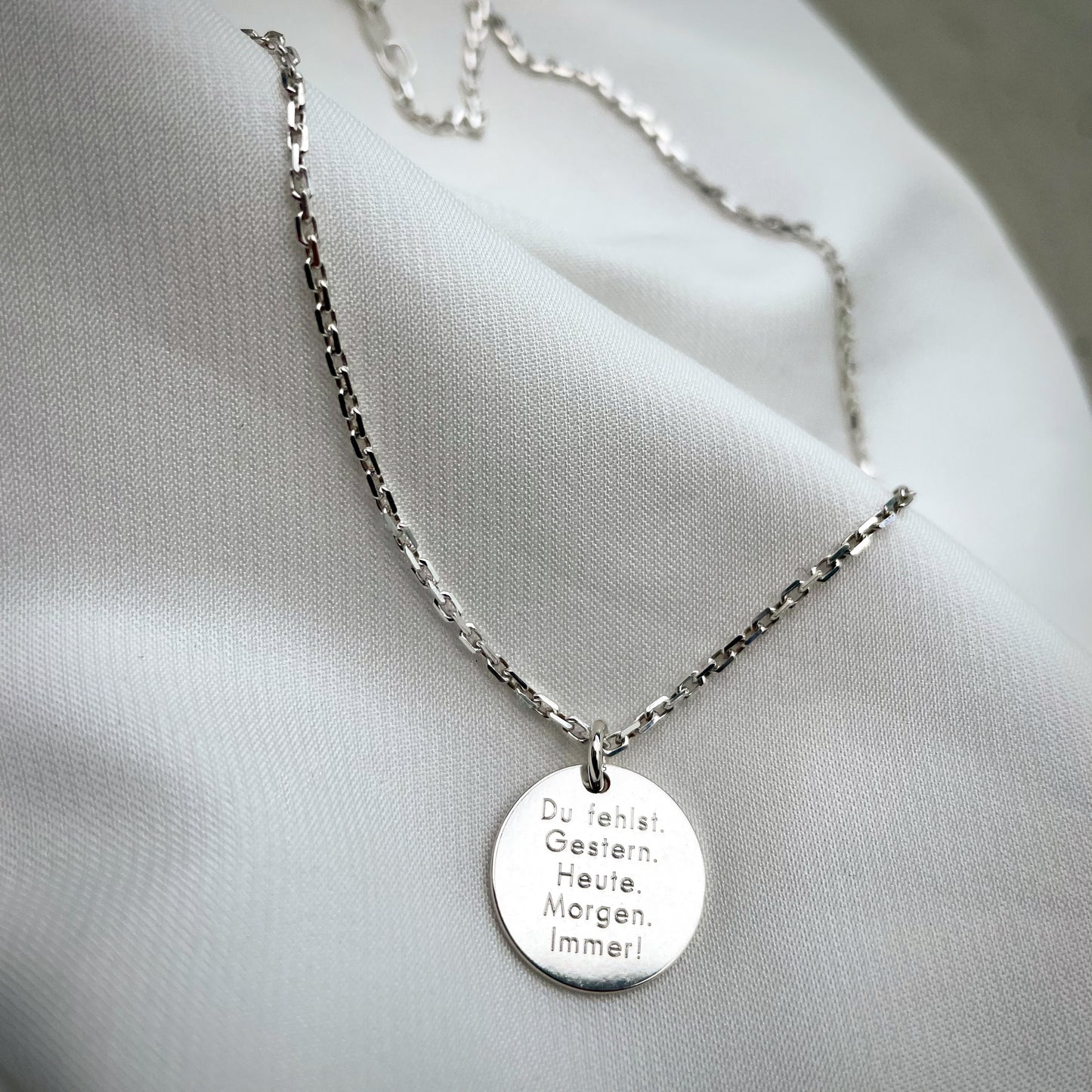 Feine Ankerkette mit Textgravur – Silber