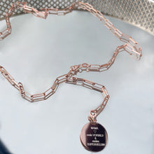 Charger l&#39;image dans la galerie, COLLIER DENISE AVEC PENDENTIF EN OR / TEXTE GRAVÉ
